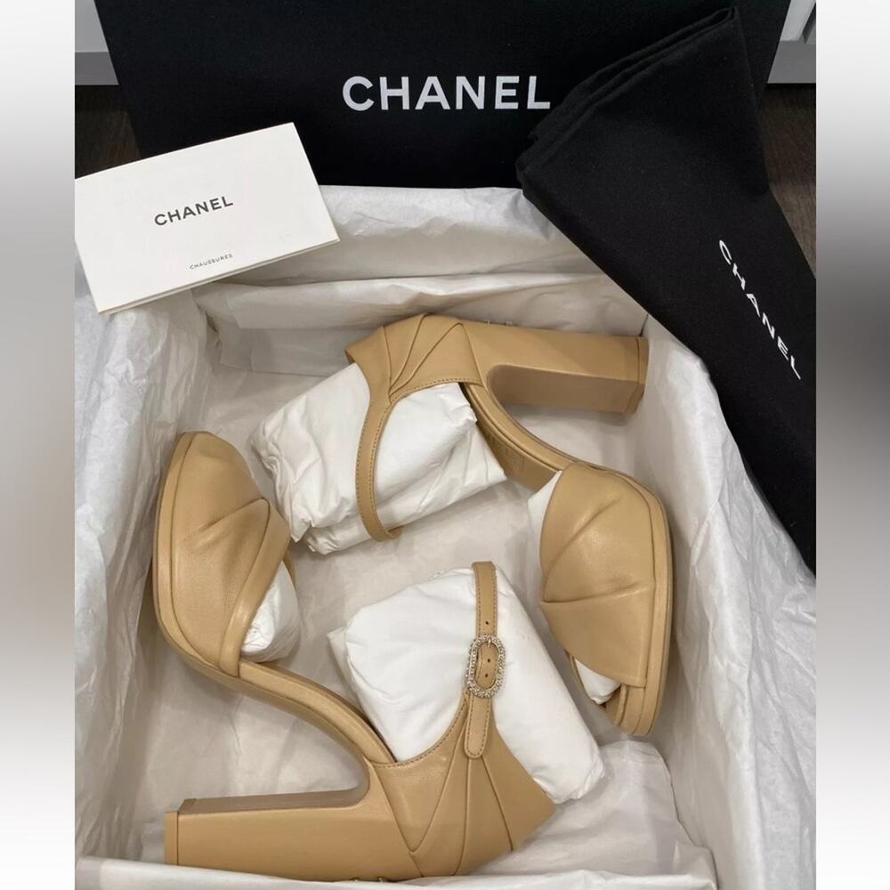 CHANEL BEIGE LEATHER PEARL CC LOGO HEELS SANDALS SHOES Size 38.5 new w/box